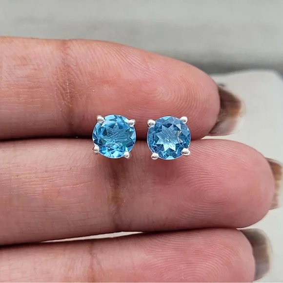 Aquamarine CZ 18k white gold plated stud earrings. New. - Picture 11 of 15